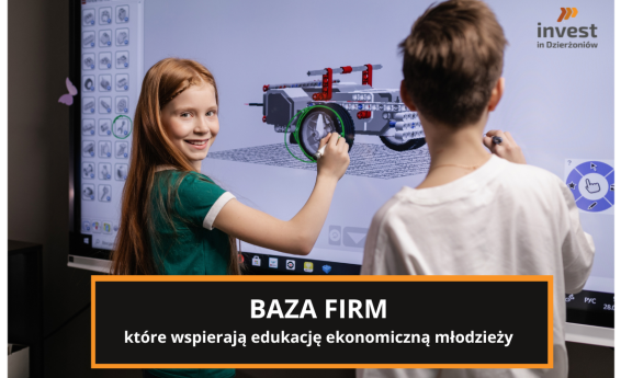 Dwoje dzieci pisze po tablicy interaktywnej. 