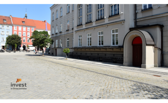 Budynek dzierżoniowskiego ratusza, na drugim planie kamienice.