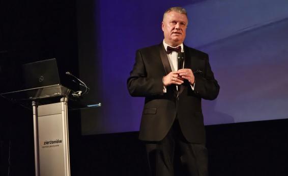 Burmistrz Dzierżoniowa przemawia na scenie Kinoteatru „Zbyszek” podczas Noworocznego Spotkania.