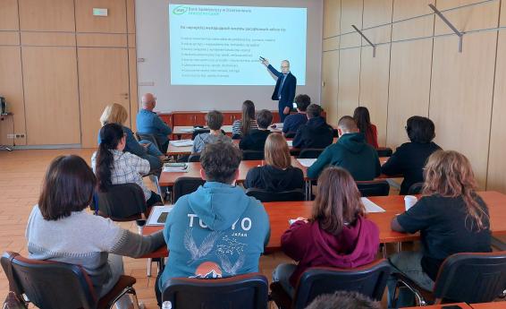 uczestnicy turnieju podczas drugiegio dnia warsztatów przygotowujących do Finału Turnieju Przedsiębiorczości