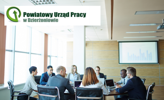 Grupa osób siedzi przy stole konferencyjnym. U góry logotyp Powiatowego Urzedu Pracy.