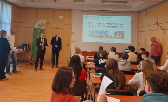 organizatorzy turnieju przedsiębiorczości wraz z uczestnikami podczas warsztatów