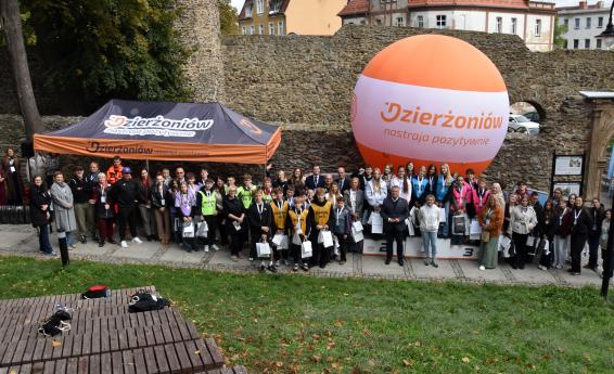 Uczestnicy i organizatorzy 2. edycji gry terenowej „Przedsiębiorczy Dzierżoniów” na tle murów obronnych miasta.